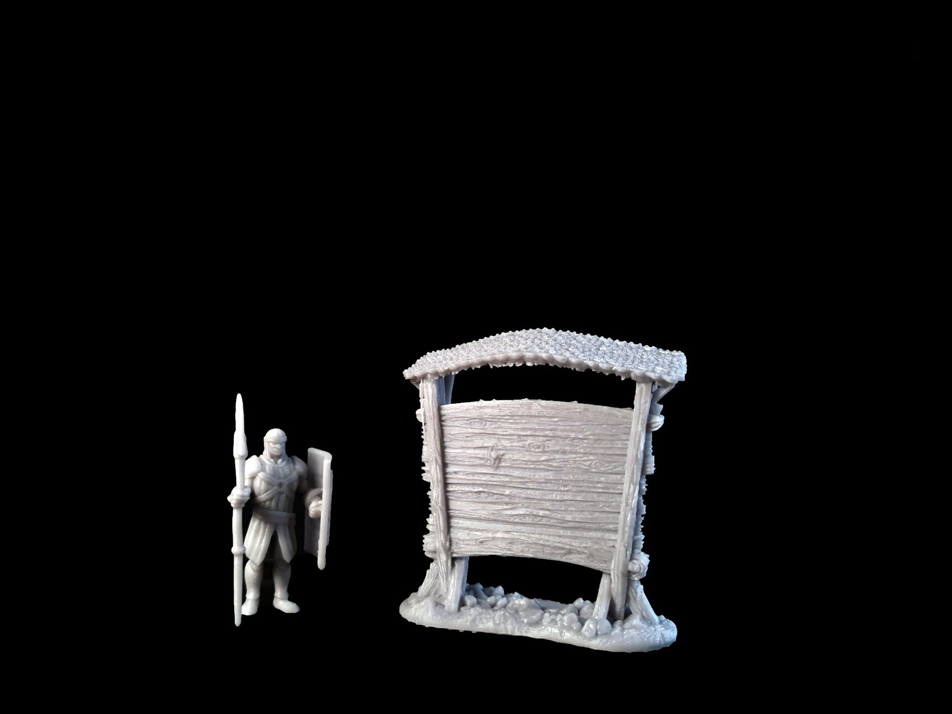 Anschlagtafel und Rabe auf Runenstein