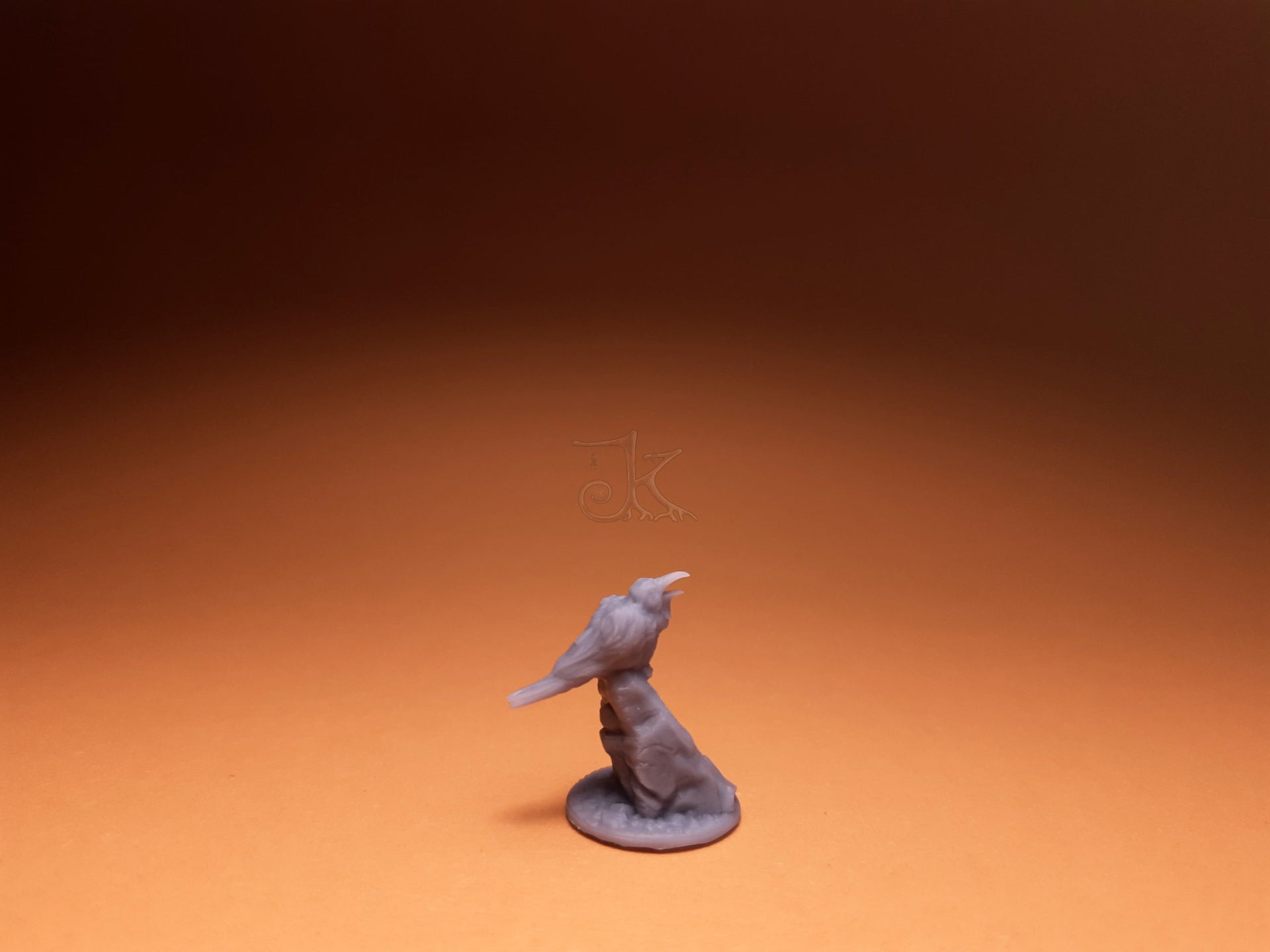 Anschlagtafel und Rabe auf Runenstein